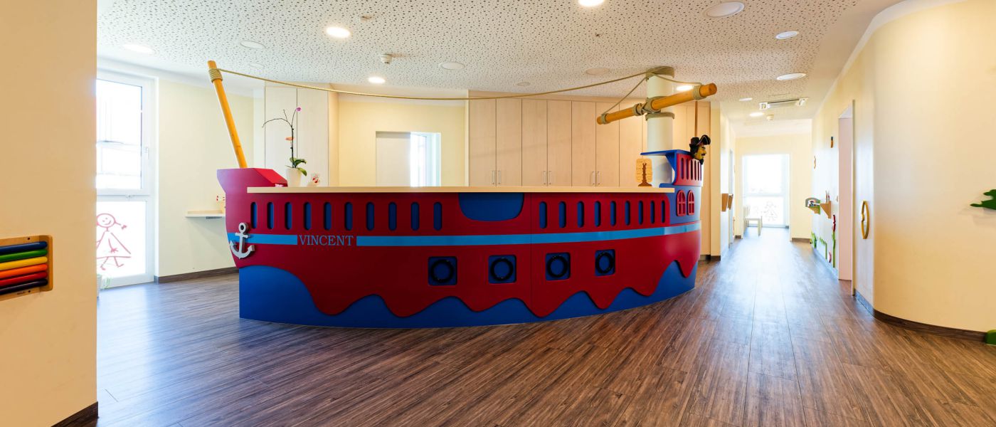 Wartezimmer für Kinder mit Spielmöglichkeiten