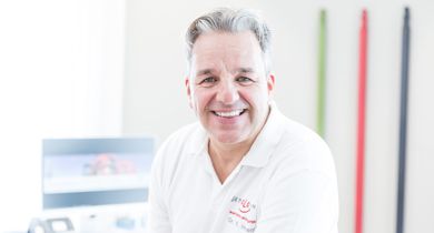 Portraitbild Dr. med. Kian Momeni