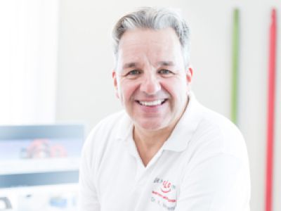 Portraitbild Dr. med. Kian Momeni