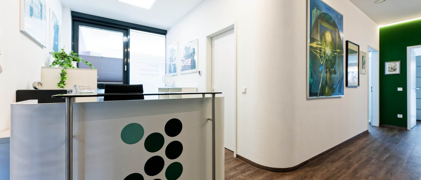 Dame an der Anmeldung am Telefon