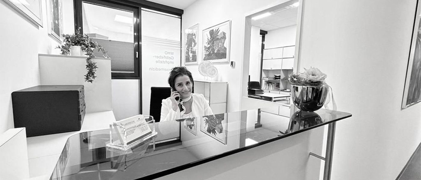 Dame an der Anmeldung am Telefon