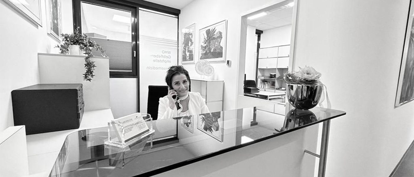 Dame an der Anmeldung am Telefon