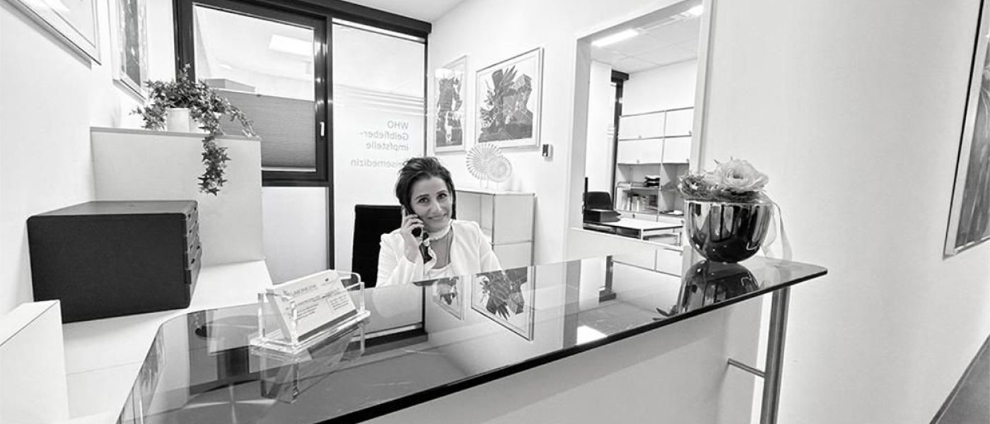 Dame an der Anmeldung am Telefon